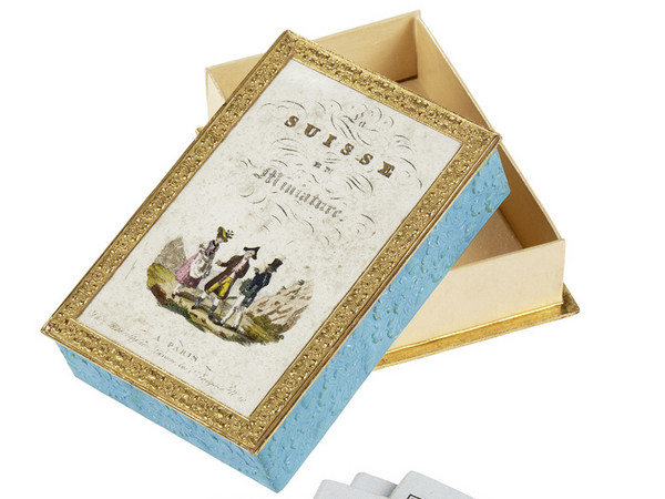 Coffret avec décoration en gaufrage, par endroit doré, contenant 5 petits cahiers