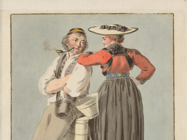 Homme en pied assis sur une brante à lait, femme en pied de dos, tous deux en costume fribourgeois