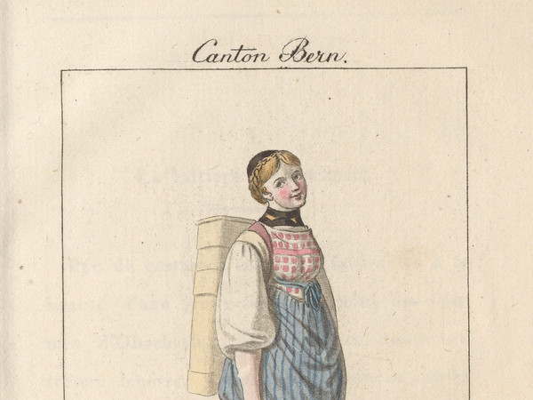 Figure féminine en pied portant le costume de la région de Meiringen, paysanne portant une brante à lait sur le dos, derrière elle un paysage avec cascades