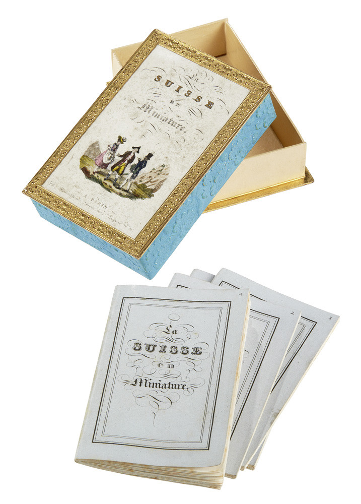 Coffret avec décoration en gaufrage, par endroit doré, contenant 5 petits cahiers