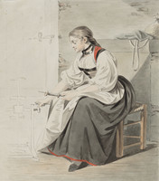 Jeune femme en costume bernois assise sur un tabouret en bois dans une pièce, devant un dévidoir