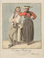 Homme en pied assis sur une brante à lait, femme en pied de dos, tous deux en costume fribourgeois
