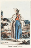 Figure féminine en pied vêtue du costume du canton de Berne, se tenant de dos devant une fontaine et portant un baquet de bois sous le bras droit